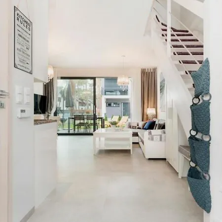 Hébergement de vacances Comfortable With Garden, Summer Pool *